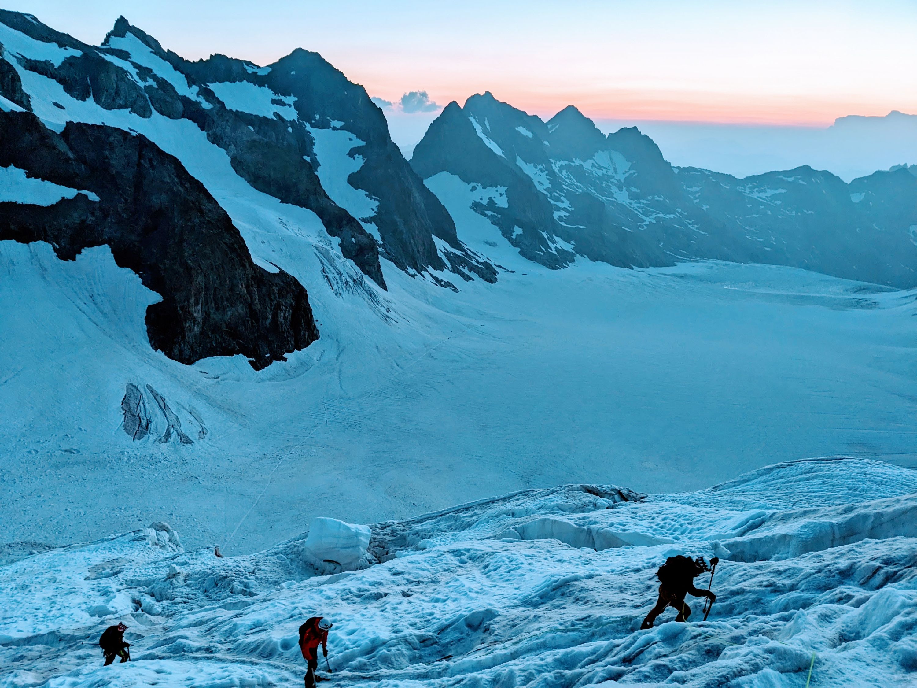 Imparare l’alpinismo da adulti durante una progressione su ghiacciaio in alta montagna