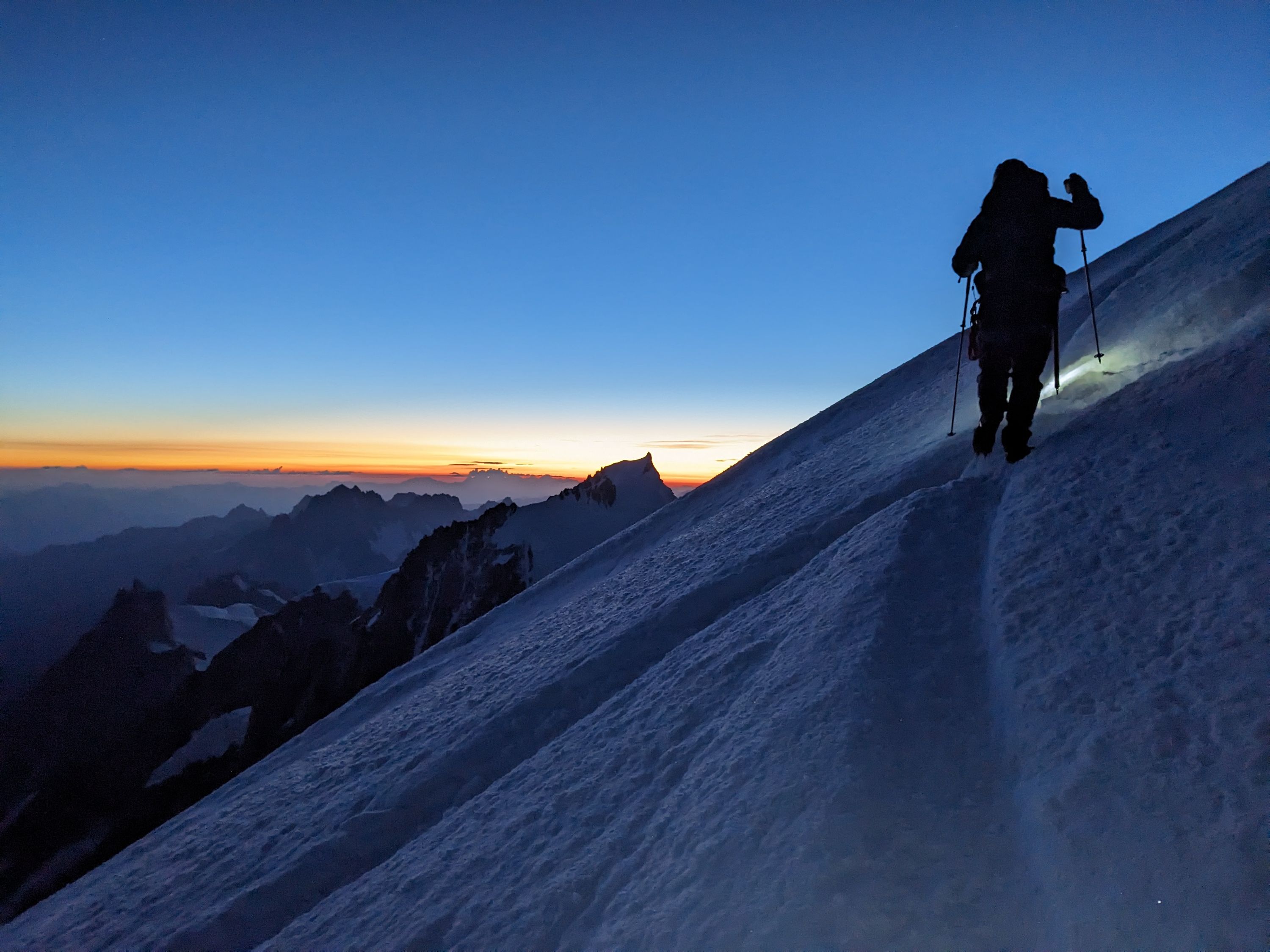 Imparare l’alpinismo da adulti durante una salita mattutina in alta montagna