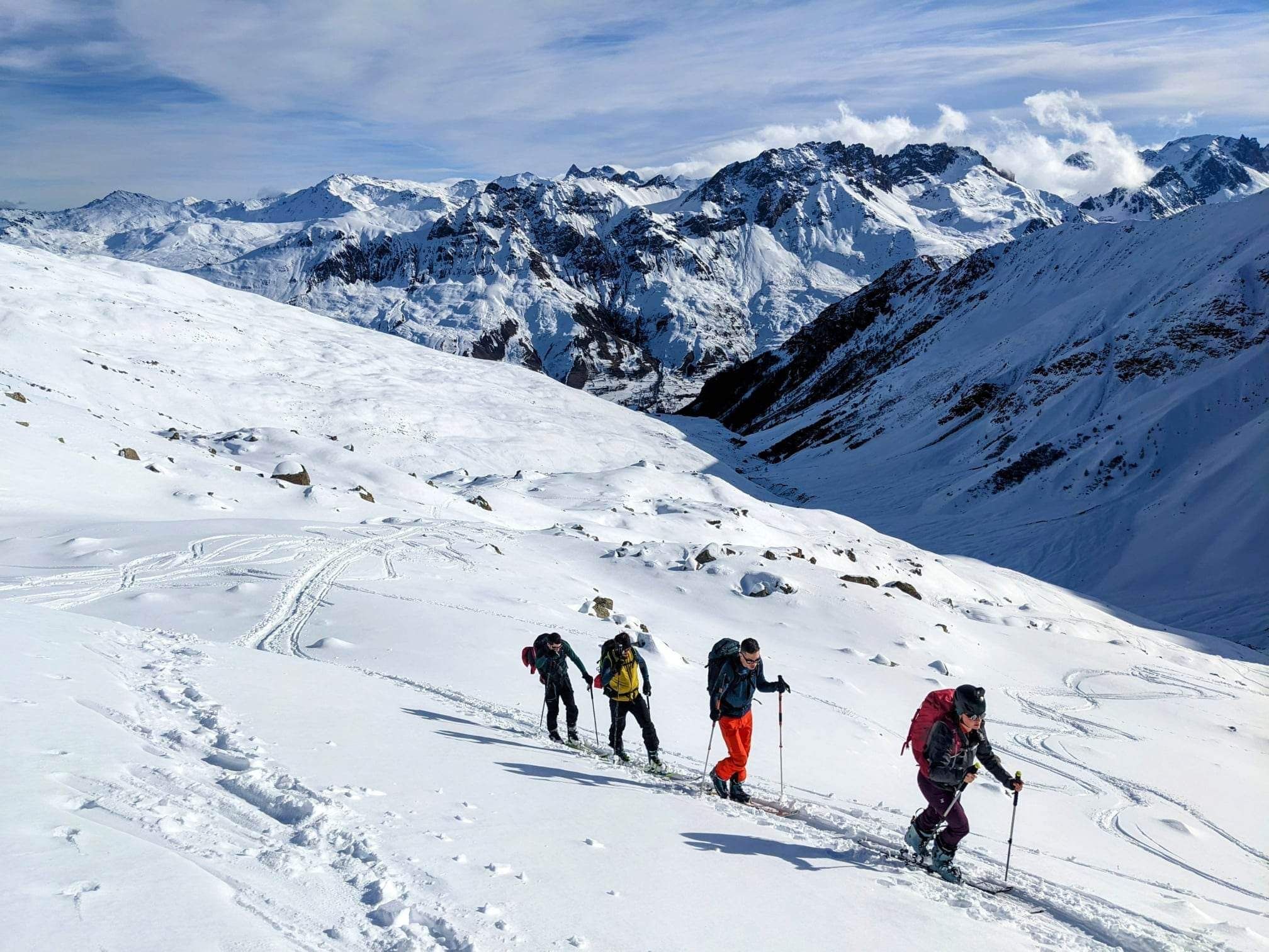 Skitourengeher auf einer Tour im winterlichen Gebirge