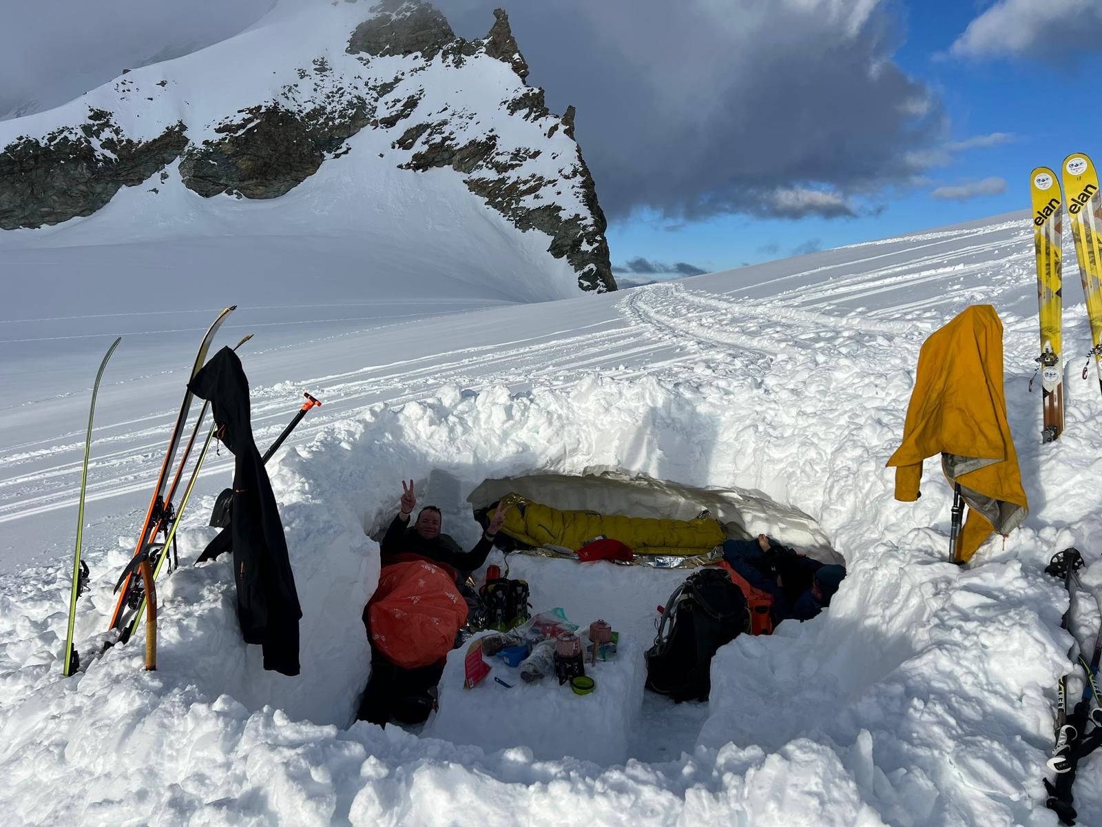 Winterbiwak während einer Skitour im Hochgebirge