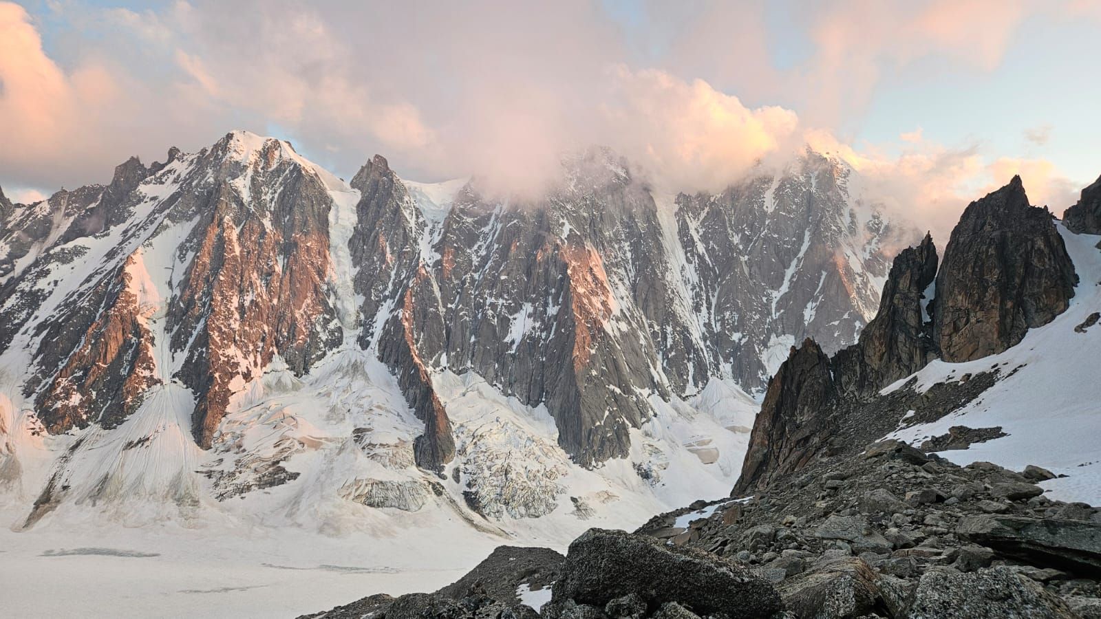 Mikroabenteuer in den Alpen bei Sonnenuntergang