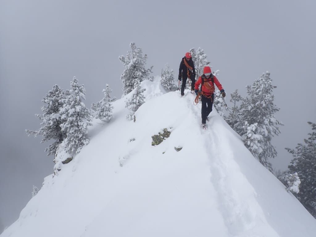 Winterliches Mikroabenteuer auf einem verschneiten Grat