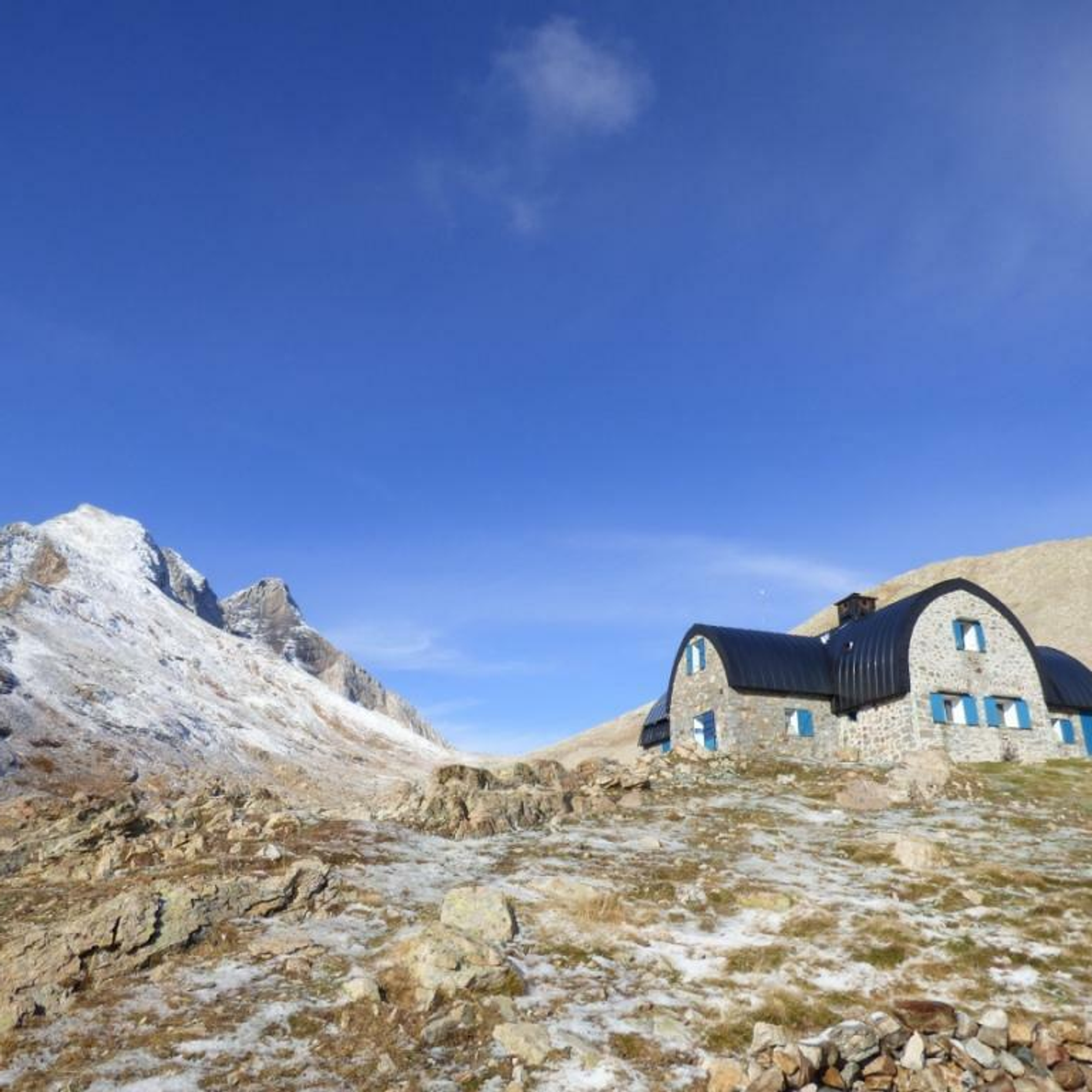 🏔️ Zehn bekannte Berghütten in Frankreich: von Wanderzielen bis zu alpinen Stützpunkten – Bild 16