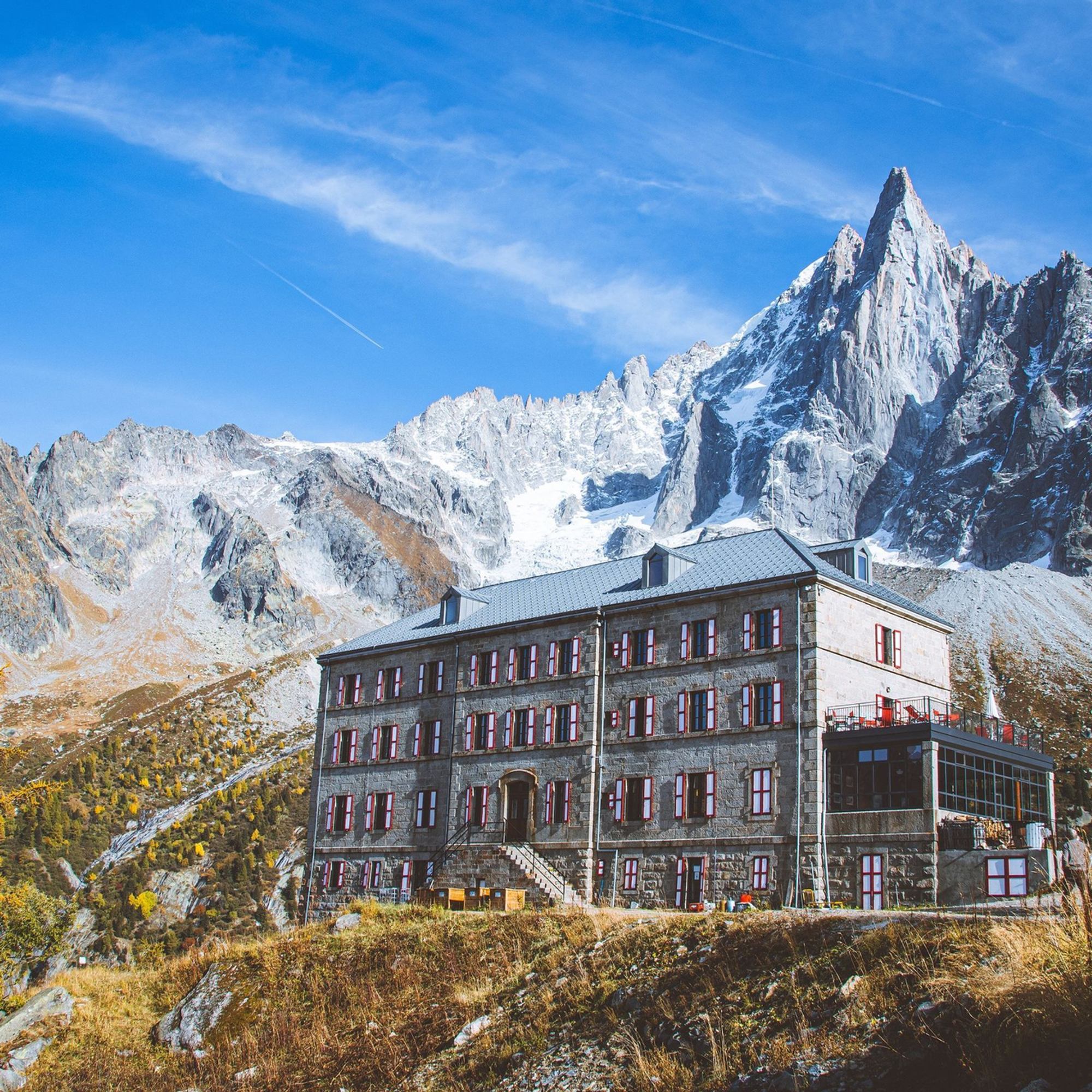 🏔️ Zehn bekannte Berghütten in Frankreich: von Wanderzielen bis zu alpinen Stützpunkten – Bild 17