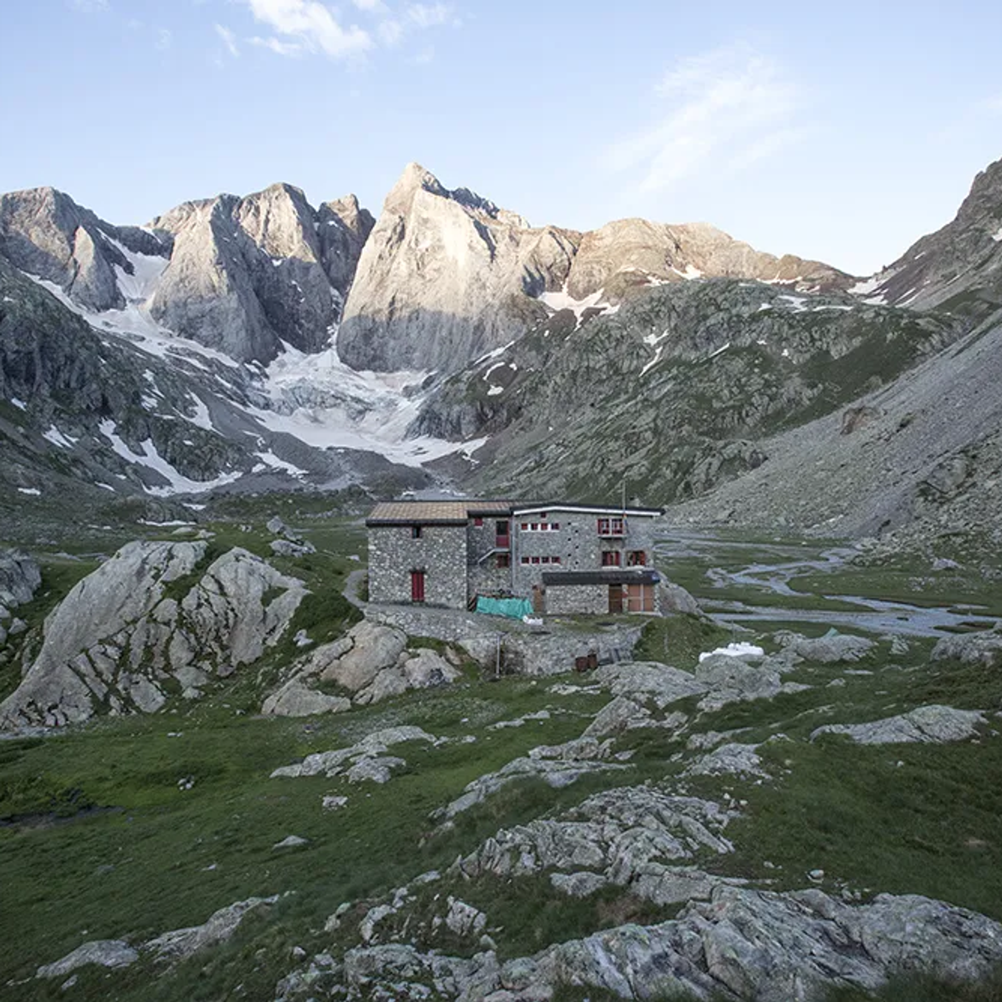 🏔️ Zehn bekannte Berghütten in Frankreich: von Wanderzielen bis zu alpinen Stützpunkten – Bild 21